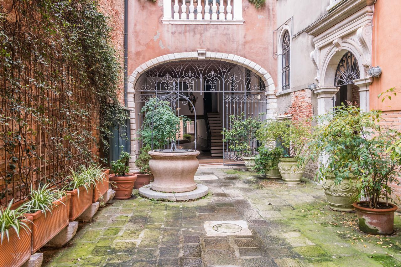 La Fenice Double Canal View Venice Luaran gambar
